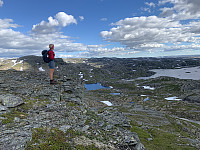 Utsikt sørøstover med Krossvatn til høyre og Grønafjellet til venstre.