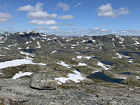 Utsikt mot vest mot Kringlenuten, Leirnuten (Snønuten stikker såvidt opp bak Leirnuten) og Steinkilenuten.
