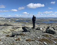 Utsikt fra topp-punktet på 1417 mot Steinkilevatnet, vi ser Vassdalseggen og Kistenuten i bakgrunnen.