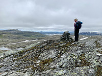 Toppen med utsikt mot Fitjanuten og Holmavatnet.