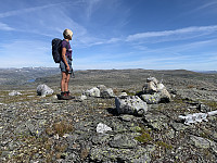 Utsikt mot Meien, som er de små humpene i horisonten. Til venstre sees Sandvatnet.