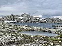 Utsikt mot toppen med vann 1296 sett fra sørøst.