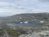 Grøtliholnuten sett fra «Sør for Grøtliholnuten» med Grøtliholene mellom de to fjellene.