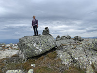 Toppen med en varde på flyttblokka og flere små varder med restene av gammelt trig-punkt på toppen av fjellet.