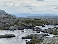 Flere lange brudled i Nordra Brudled. Skaulen i bakgrunnen.