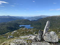 Utsikt mot Vatndalsvatnet, fjorden og Hustveitsåta fra utsiktsvarden.