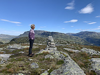 Kyrkjenuten bak varden. Slettedalen til venstre og Tindane til høyre.