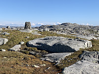 Utsikt fra trig-punktet mot topp-punktet med varden. Klumpen i bakgrunnen.