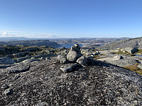 Utsikt mot Svartevatnet. Hilleknuten til venstre i bildet.