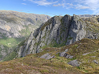 Heftige klipper der stien går ned mot Lysedalen. Dalaknuten til venstre og litt av Vardefjellet til høyre.