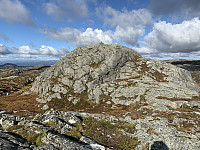 Toppen med Kolleåsen til venstre og varden på Skorva til høyre.