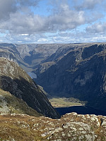 Vi ser Trodla-Tysdal, Tengesdalsvatnet og Norddalen. Til venstre for Norddalen ser vi Høyversknuten og til høyre Odden.