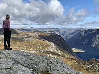 Vi ser ned mot Øvre Tysdalsvatnet og Trodla-Tysdal. Til venstre for Norddalen ser vi Fjellsenden og Rundemannsheia.