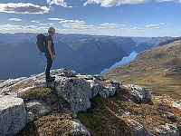 Utsikt mot en blikkstille Frafjord fra utsiktspunkt like ved trig-punktet