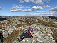 Utsikt fra gammelt trig-punkt mot toppen, som er 1 meter høyere.