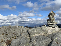 Utsikt fra varden på trig-punktet 631 mot den lille varden på 636. (Bak til venstre).