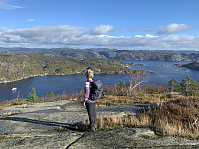 Utsikt fra Vardefjell mot Hidrasund og Abelnes.