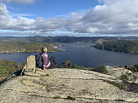 Utsikt fra Ravnefjell mot Strandsfjorden og Andabeløy.