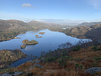 Utsikt mot Storavatnet/Forenesvatnet med Alisfjellet og Vårlivarden i bakgrunnen.