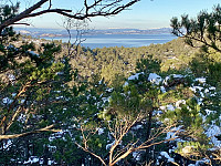Utsikt til Boknafjorden og de snødekte fjellene i nordfylket.