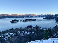 Utsikt mot Høgsfjorden. Aspøy sentralt i bildet.