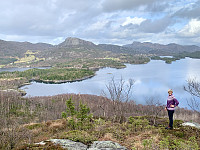 Utsikt mot Storavatnet med Alisfjellet og Vårlivarden i bakgrunnen.