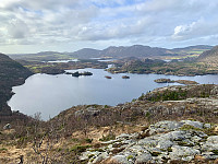 Utsikt mot Forenesvatnet med Bjørndalsfjellet i bakgrunnen.