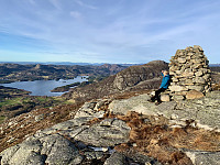 Utsiktsvarden med utsikt mot Storavatnet og Kjølleknuten.