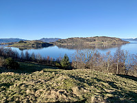 Aubø og Bjergøy sett fra Helgøy.