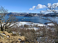 Utsikt fra den sørøstlige toppen over Fognafjorden mot Kjølevik og Fiskå.