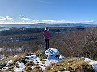 Utsikt fra den sørøstlige toppen mot Talgje og Rennesøy.
