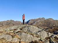 Selvikstakken og Serifjellet til venstre, Bynuten og Flatafjellet til høyre.
