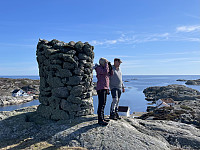 Flott varde med Nibesundet i bakgrunnen.