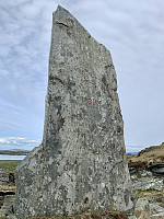 Minnestein over hesten Fridtjof under vestskråningen av fjellet.