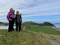 Utsikt mot Kneberfjellet og Byrefjellet.