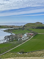 Kneberfjellet og klosteret sett fra Ramnafjellet.