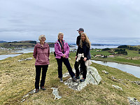 Toppen med utsikt mot Mosterøy og Fjøløy.
