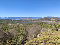Utsikt over Ombo med Vatlandsvatnet og fjellene i nordfylket.