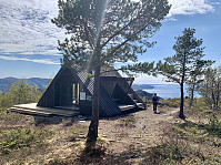 Hytta ligger nær kanten av Fisterfjellet.