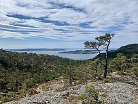 Utsikt mot Nord-Hidle og Finnøy på vei mot toppen.