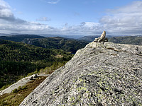 Varden på Stolen og utsikt mot nord.