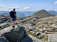 Utsikt fra den vestlige toppen mot Høgsfjorden og Ragnhildsknuten.