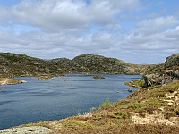 Utsikt over Holmavatnet mot Refslandsknuten.