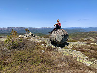 Stor stein og liten varde på toppen. Også gammelt trig-punkt.
