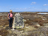 871-punktet (869,6 på kart med 1 meters koter) som ligger noen hundre meter sørvest for det som regnes som toppen av Bergedalsheii, som vi ser i bakgrunnen midt i bildet.