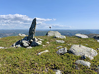 Toppen med en liten varde, rester av gammelt trig-punkt og det lille hodet.