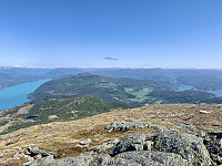 Utsikt østover Ropeidhalavøya med Fjetlandsnuten sentralt. Vindafjorden til venstre og Sandsfjorden til høyre.