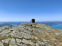 Bilde mot nordvest med Yrkefjorden til venstre og Sandeidfjorden til høyre.