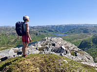 Liten fjellrygg med bratte kanter.