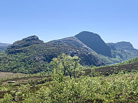 Utsikt fra nord mot Tausaknuten, Frafjordhatten og Dypingsknuten.